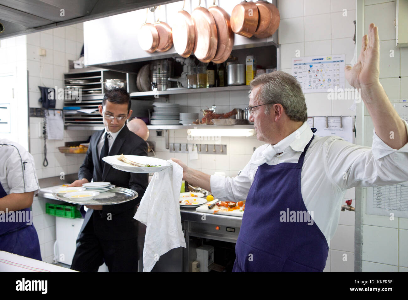 Ristorante l'Arpege a Parigi, cuoco: Alain Passard, 3 stelle Michelin. Alain Passard che lavora in cucina Foto Stock