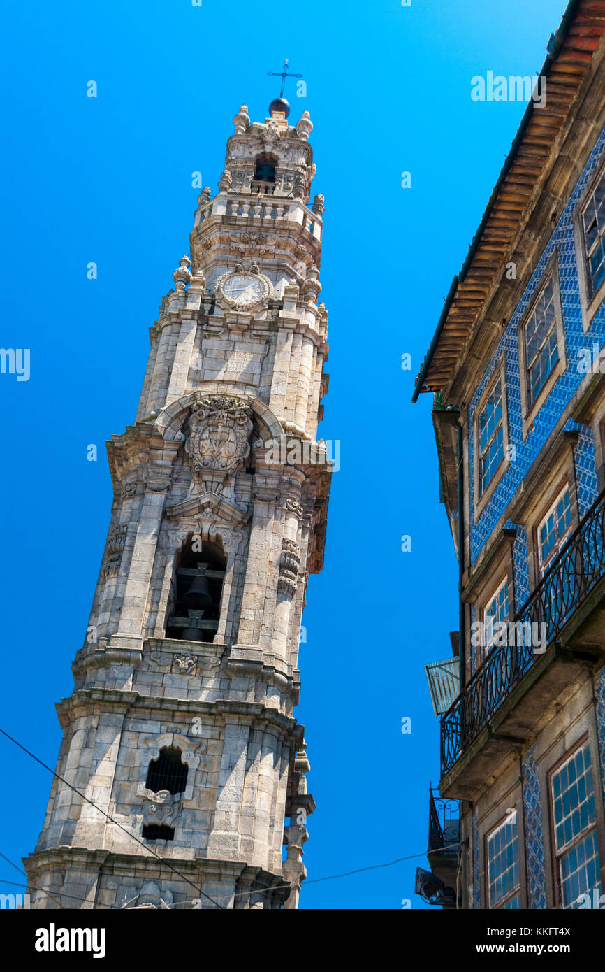 Torre Clerigos visto dal livello del suolo a porto, Portogallo Foto Stock