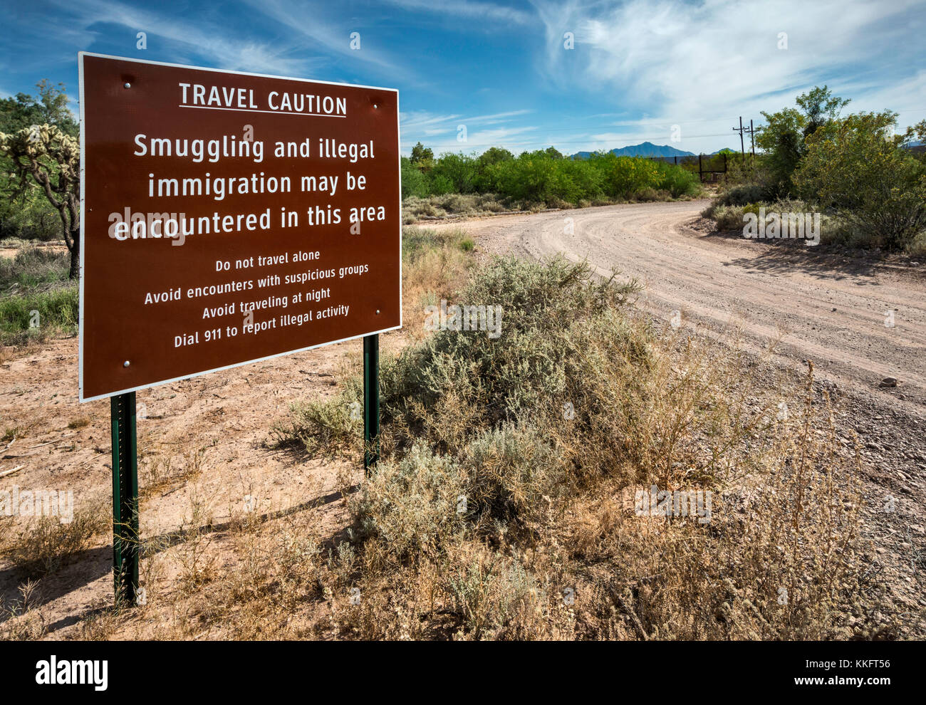 Segnale di avvertimento vicino al confine messicano, Deserto Sonoran, organo a canne Cactus monumento nazionale, Arizona, Stati Uniti d'America Foto Stock