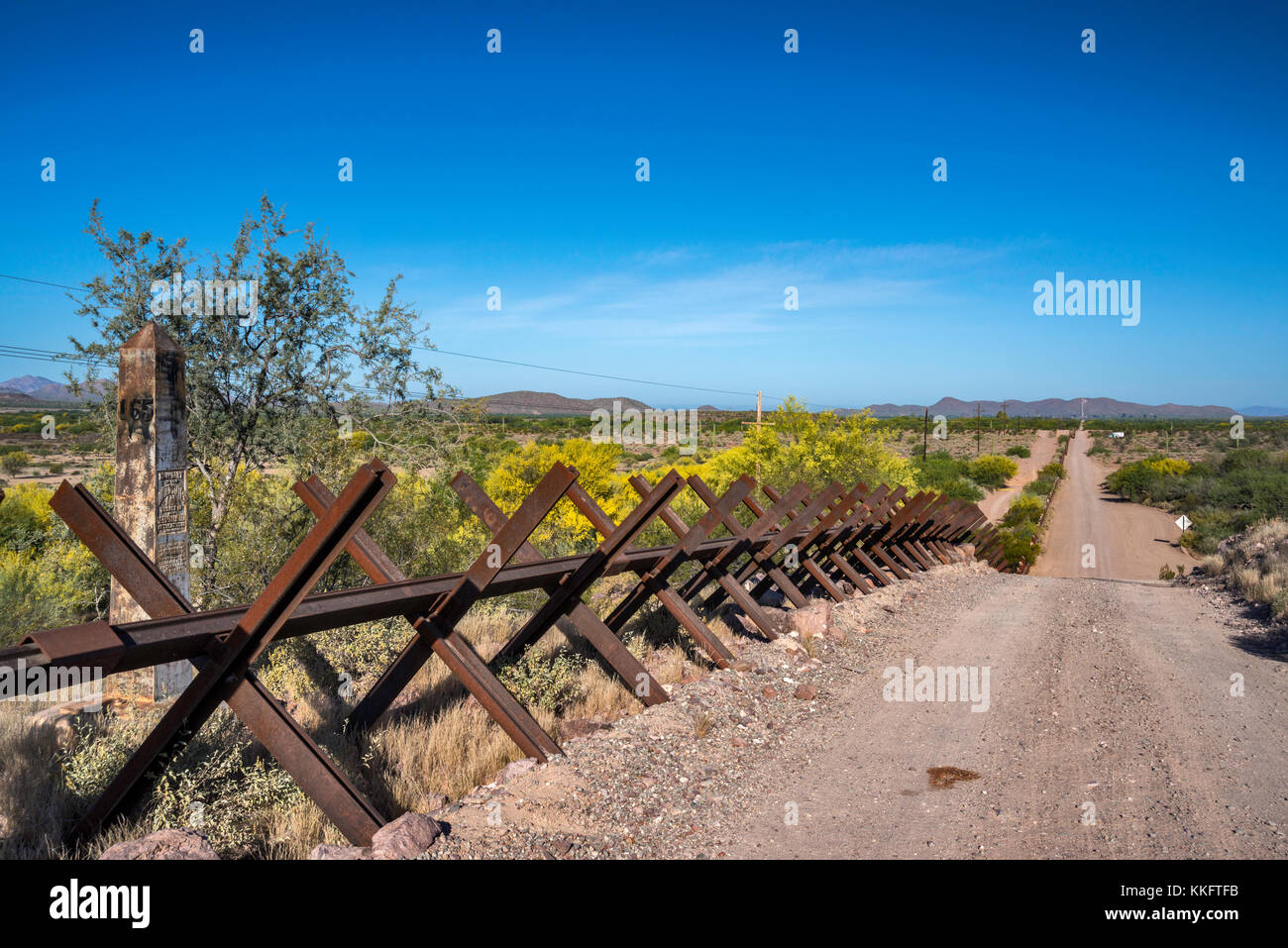 Barriera al confine messicano, Deserto Sonoran, organo a canne Cactus monumento nazionale, Arizona, Stati Uniti d'America Foto Stock