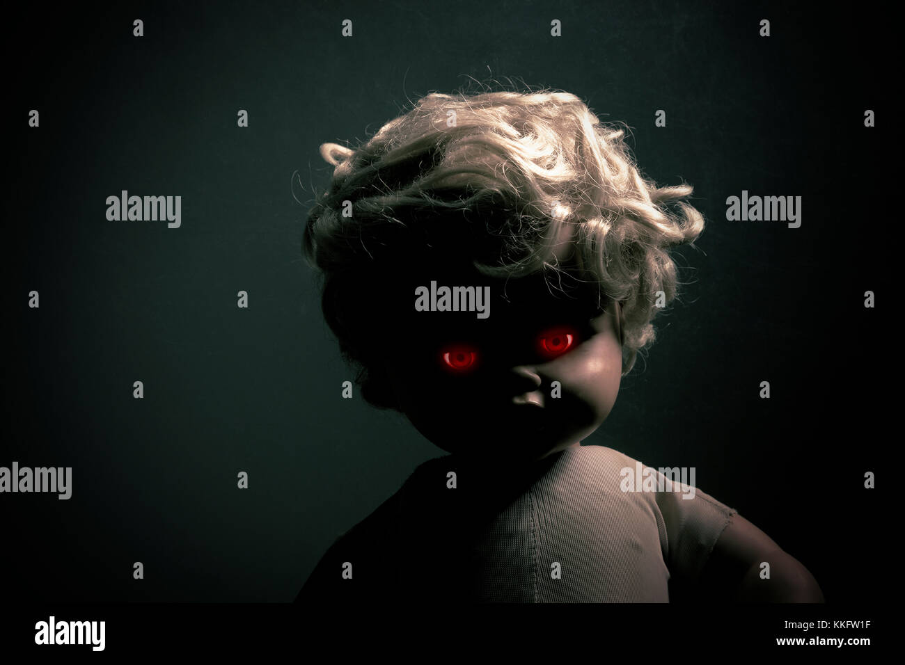 Creepy doll Rosso con gli occhi luccicanti nel buio Foto Stock