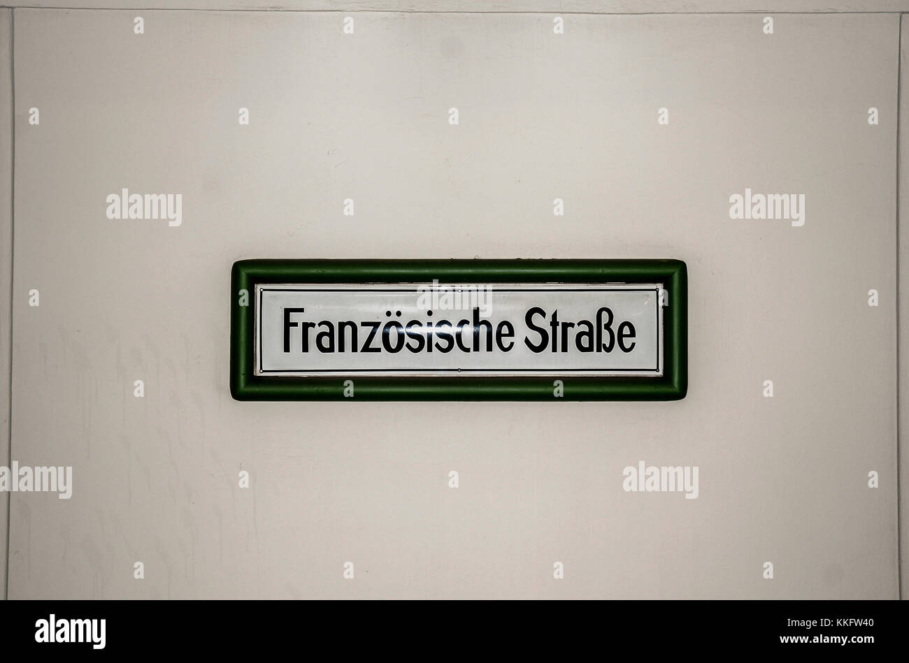 Targa della stazione della metropolitana di Berlino in Franzoesische Strasse, Berlino, Germania. Foto Stock