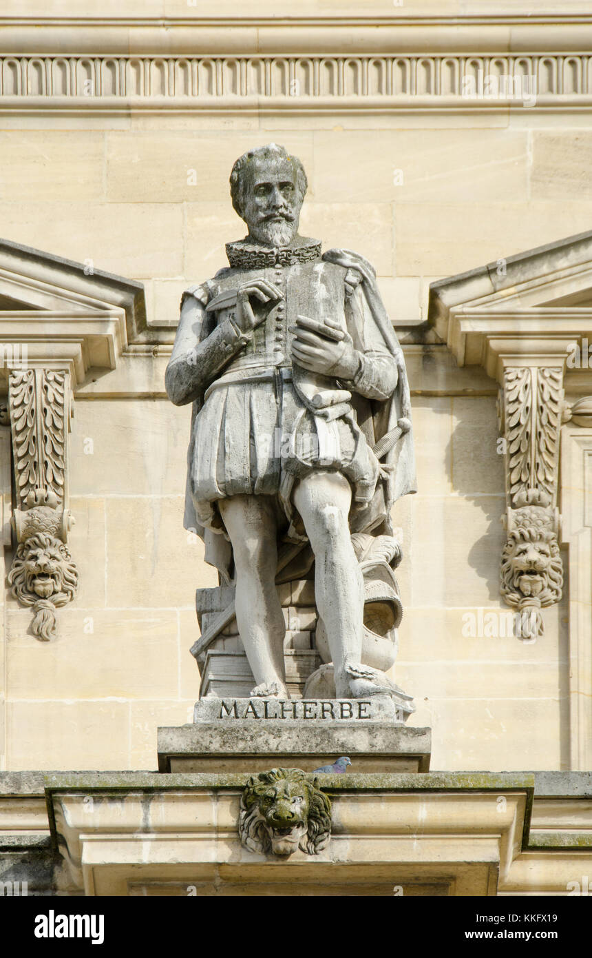 Parigi, Francia. Palais du Louvre. Statua nella cour Napoleon: François de Malherbe (1555 - 1628), poeta francese, critico e traduttore. Foto Stock