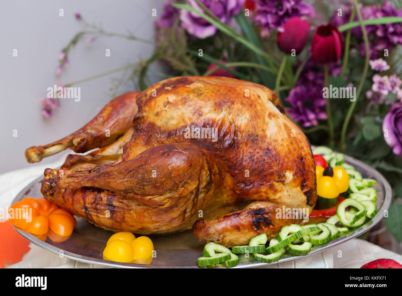 Abbondante ringraziamento tavolo pieno di cibo appetitoso Foto Stock