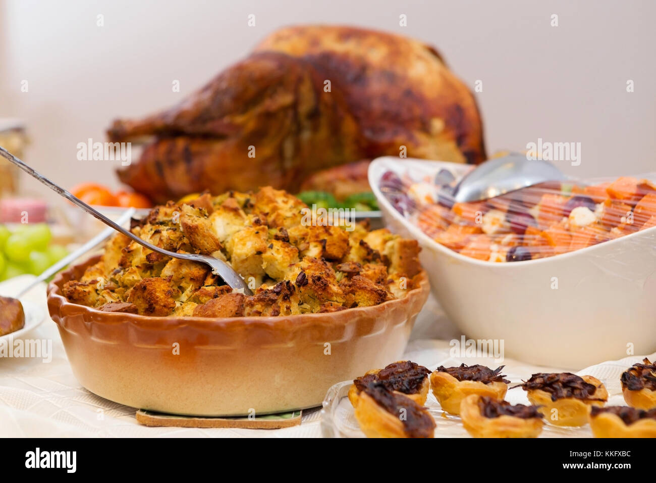 Abbondante ringraziamento tavolo pieno di cibo appetitoso Foto Stock