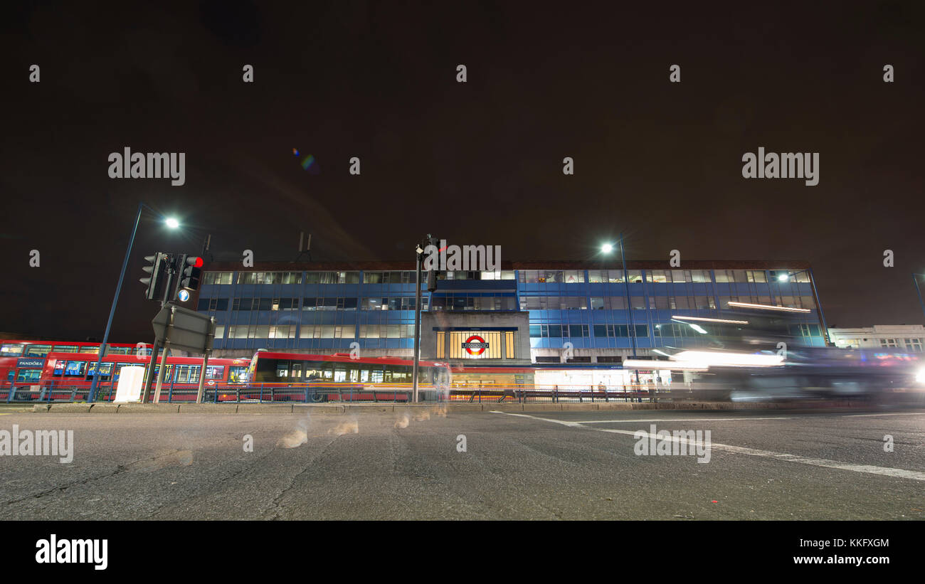 Ora di punta serale nel centro di Morden con la stazione di Morden all'estremità meridionale della Northern Line, London Borough of Merton, 30 novembre 2017 Foto Stock