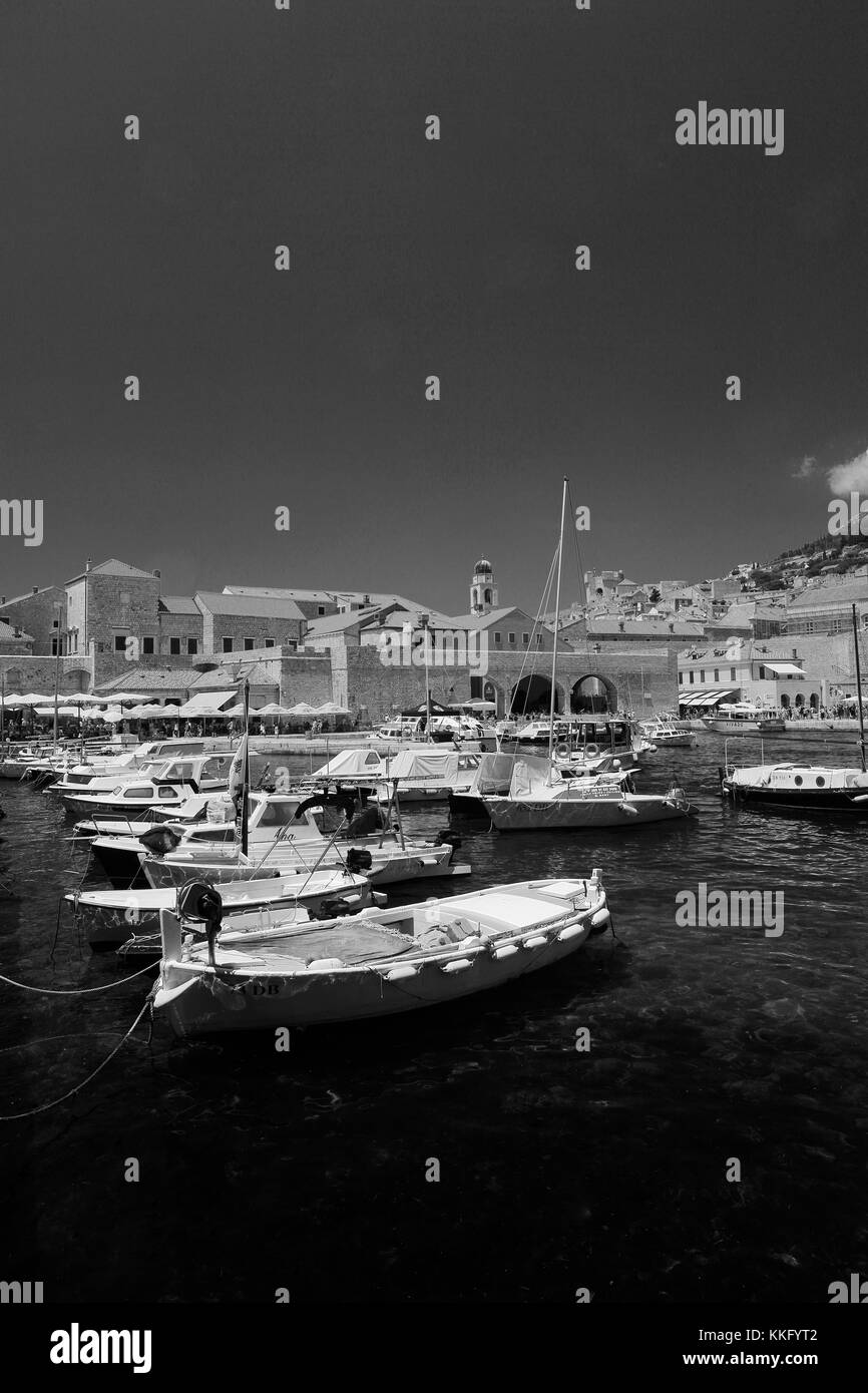 Estate, barche nel porto vecchio di Dubrovnik, Dubrovnik-Neretva County, costa dalmata, Mare Adriatico, Croazia, Balcani, Europa, Patrimonio Mondiale UNESCO S Foto Stock
