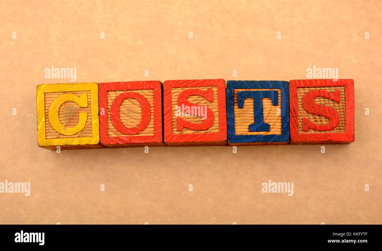 La parola i costi in blocchetti di legno - concetto finanziario Foto Stock