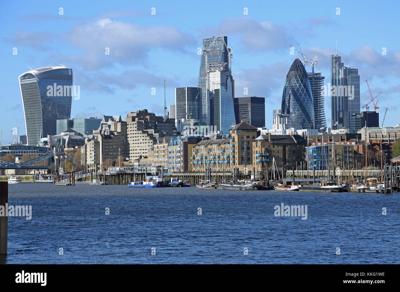 Il London skyline della città di contrasti con i magazzini e ormeggiata chiatte a vela sul lungomare a Wapping. Vista da Bermondsey. Regno Unito Foto Stock