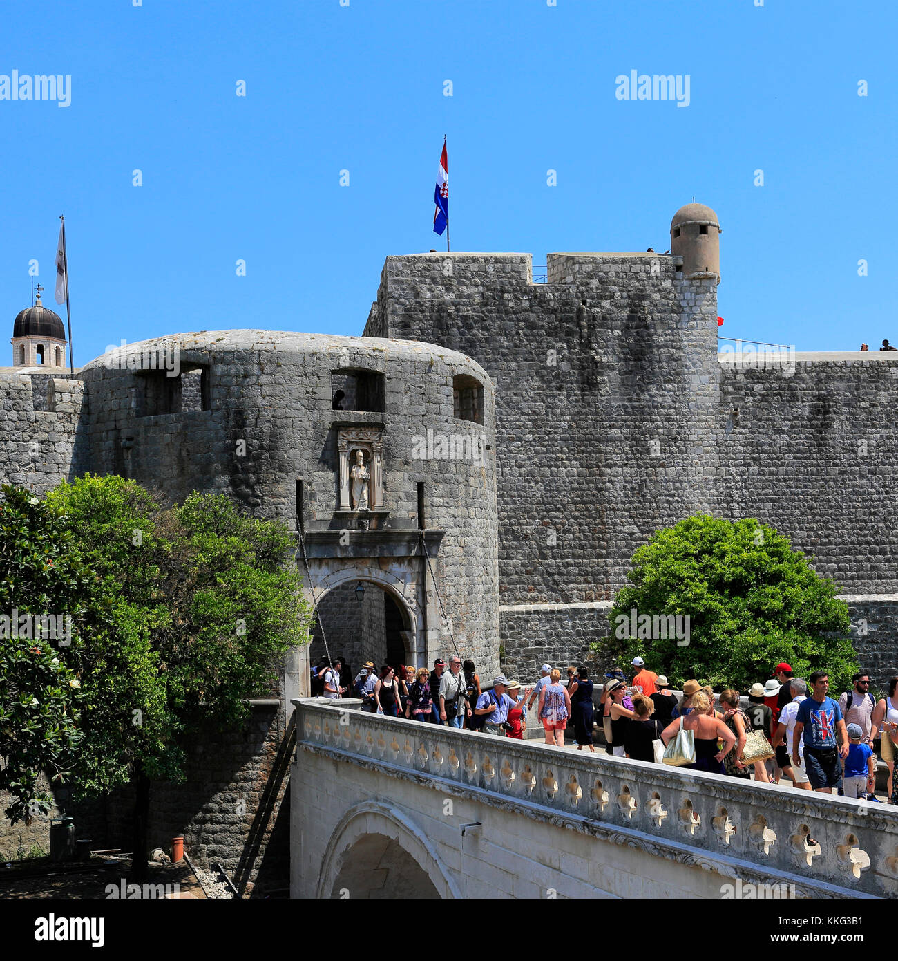 I turisti a pile in Dubrovnik, Dubrovnik-Neretva County, costa dalmata, Mare Adriatico, Croazia, Balcani, Europa. Dubrovnik è un'UNESCO W Foto Stock