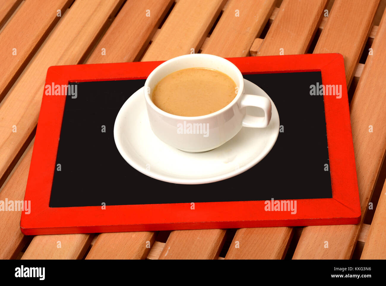Tazza di tè nella parte superiore della lavagna in office Foto Stock