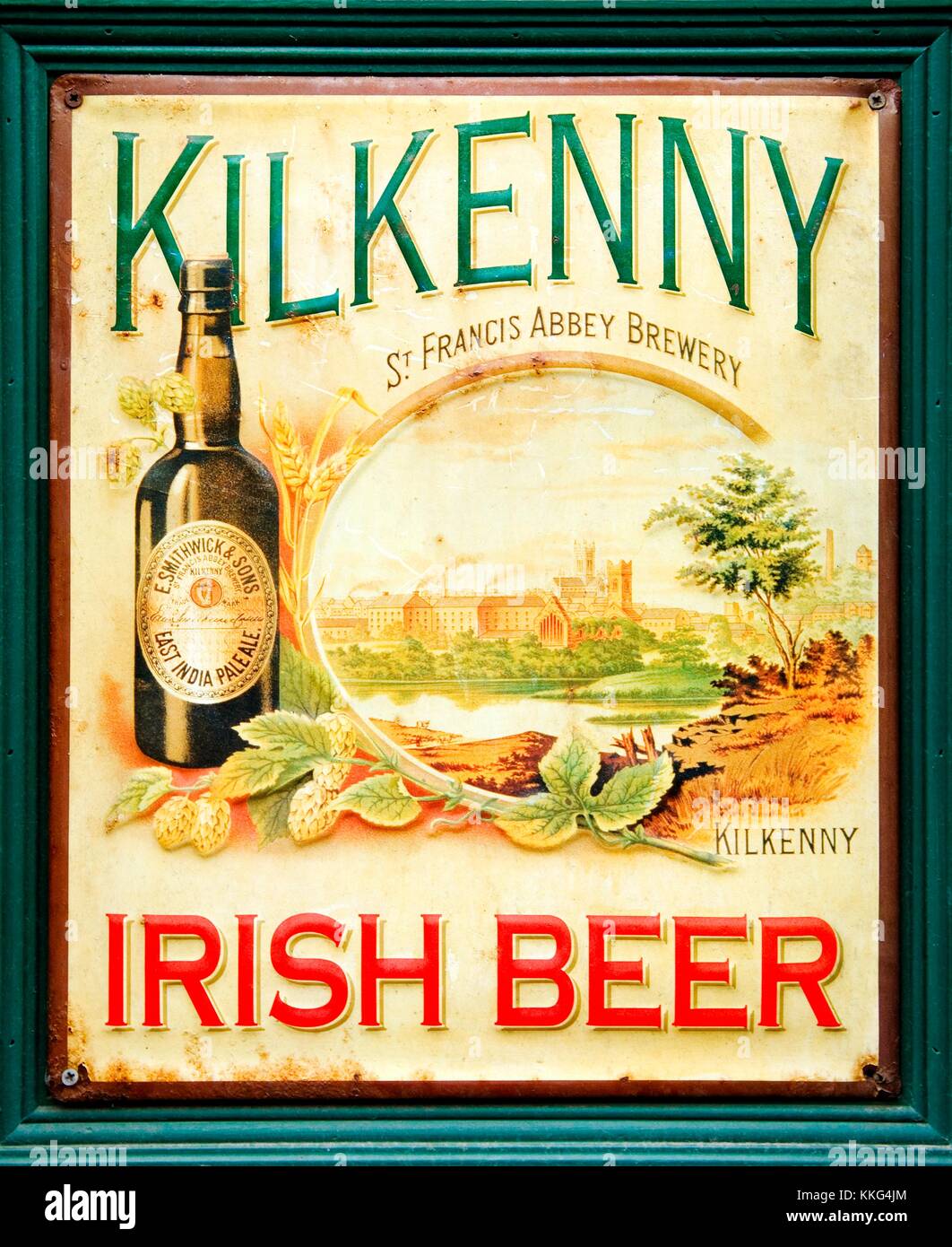 Il vecchio metallo di stagno pubblicità antichi piastra per Kilkenny birra irlandese al di fuori di un bar a Tralee, nella contea di Kerry, Irlanda occidentale. Foto Stock
