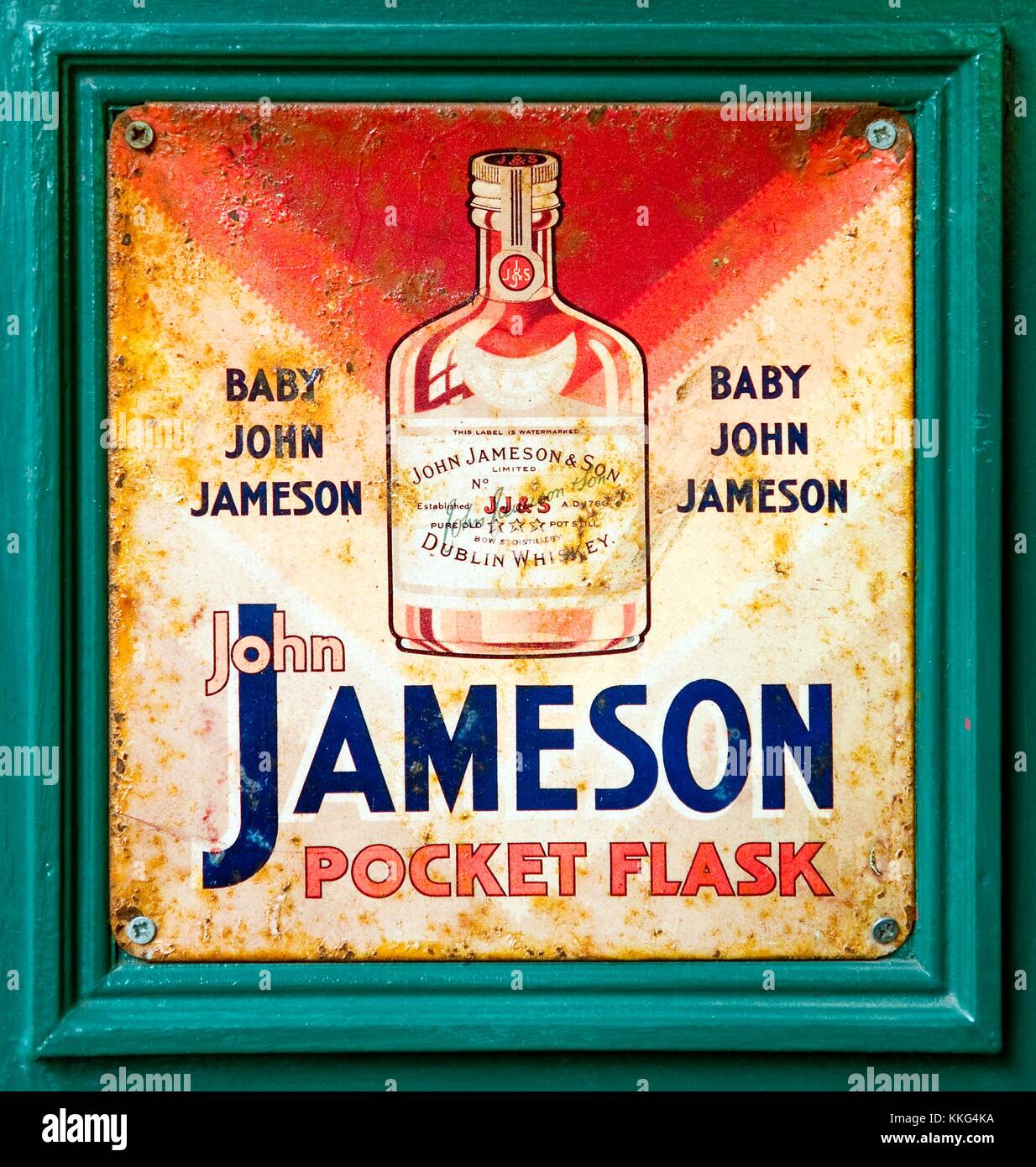 Il vecchio metallo di stagno pubblicità antichi piastra per Jameson whiskey irlandese al di fuori di un bar a Tralee, nella contea di Kerry, Irlanda occidentale. Foto Stock Il vecchio metallo di stagno pubblicità antichi piastra per Jameson whiskey irlandese al di fuori di un bar a Tralee, nella contea di Kerry, Irlanda occidentale. Foto Stock