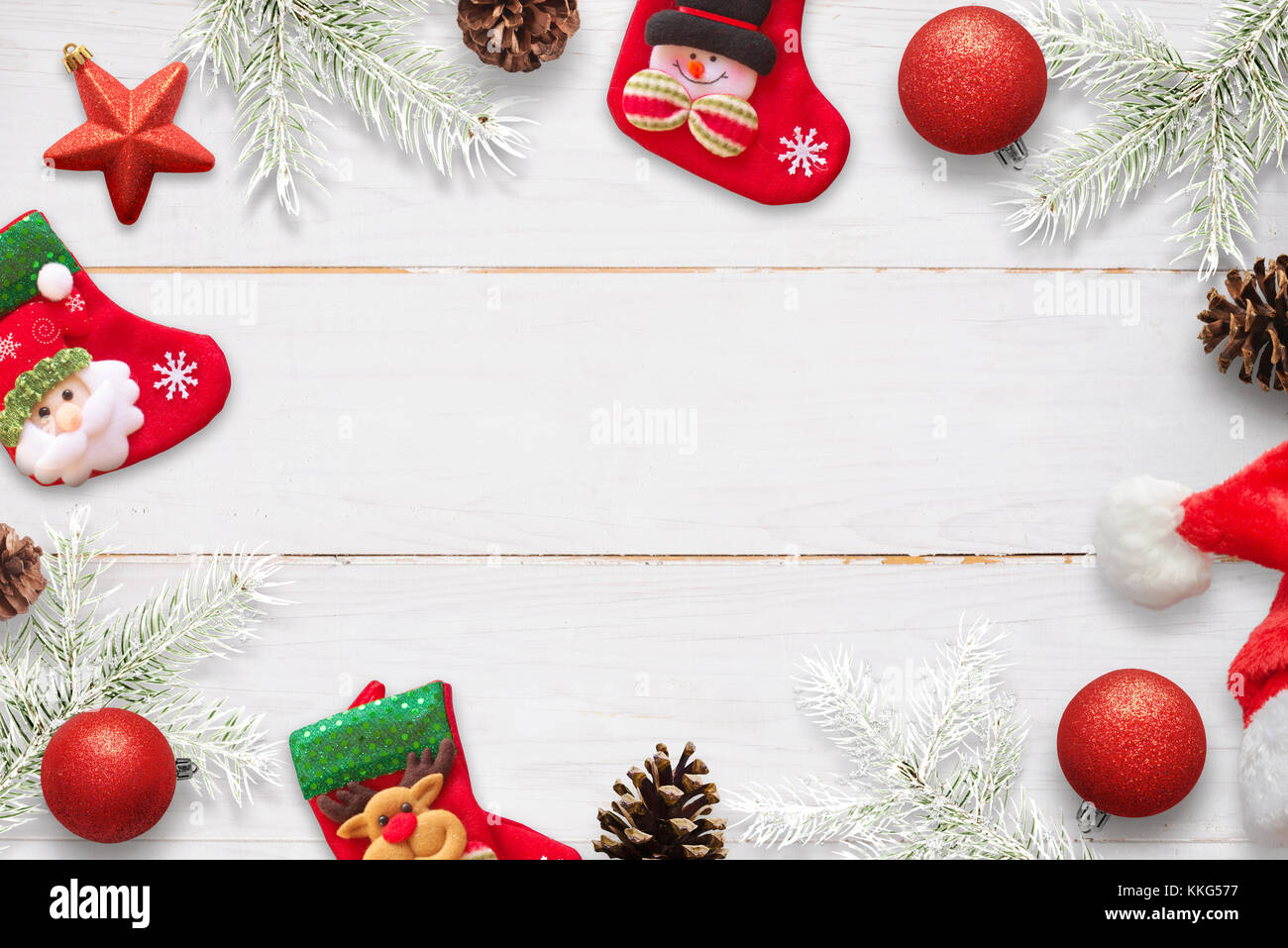 Scena di natale con decorazioni in bianco su un tavolo di legno. calze in attesa di santa claus regali. Foto Stock