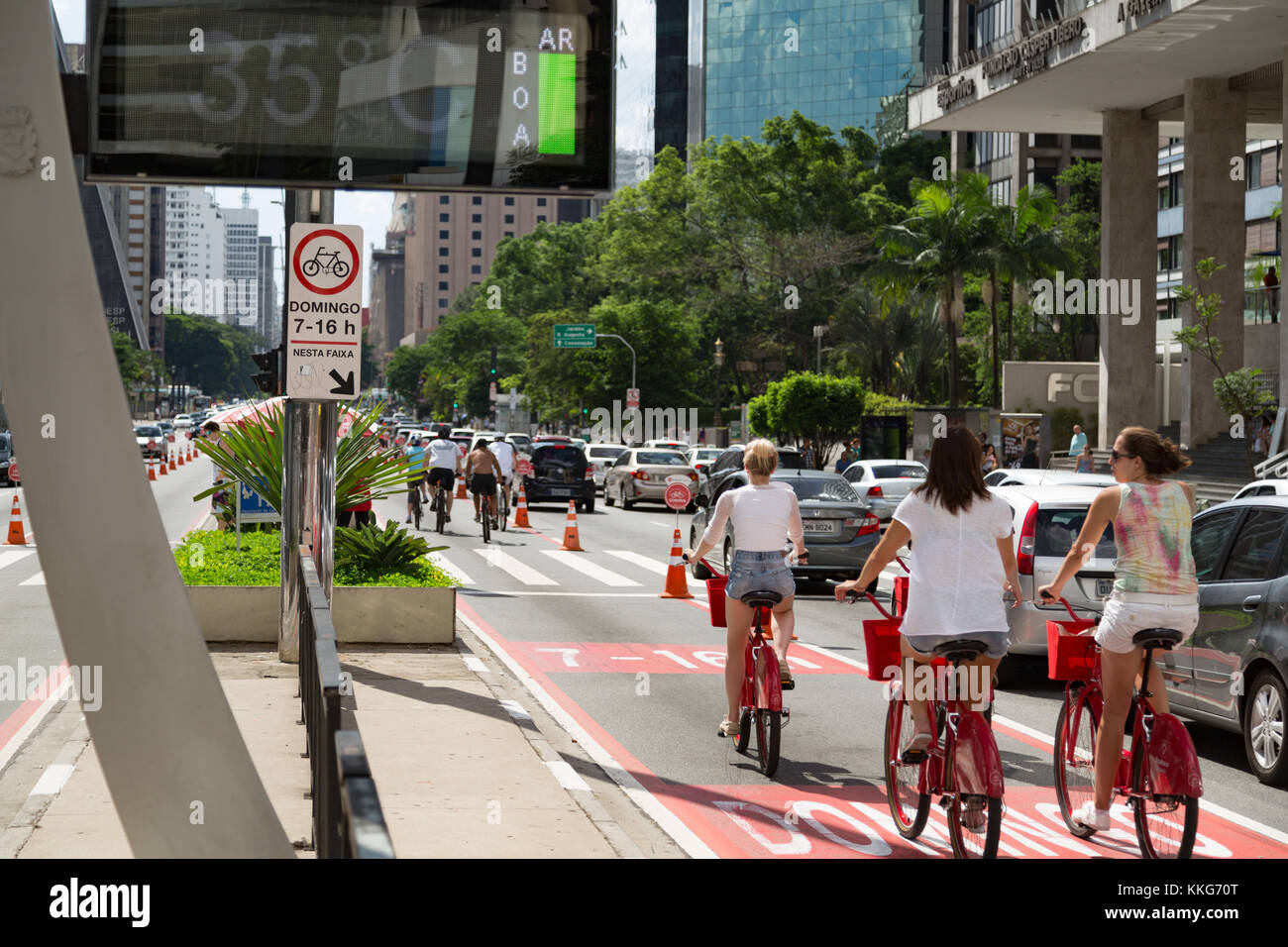I ciclisti sulla pista ciclabile lungo la Avenida Paulista (Paulista Avenue) durante il caldo pomeriggio soleggiato Domenica, Sao Paulo, Brasile Foto Stock