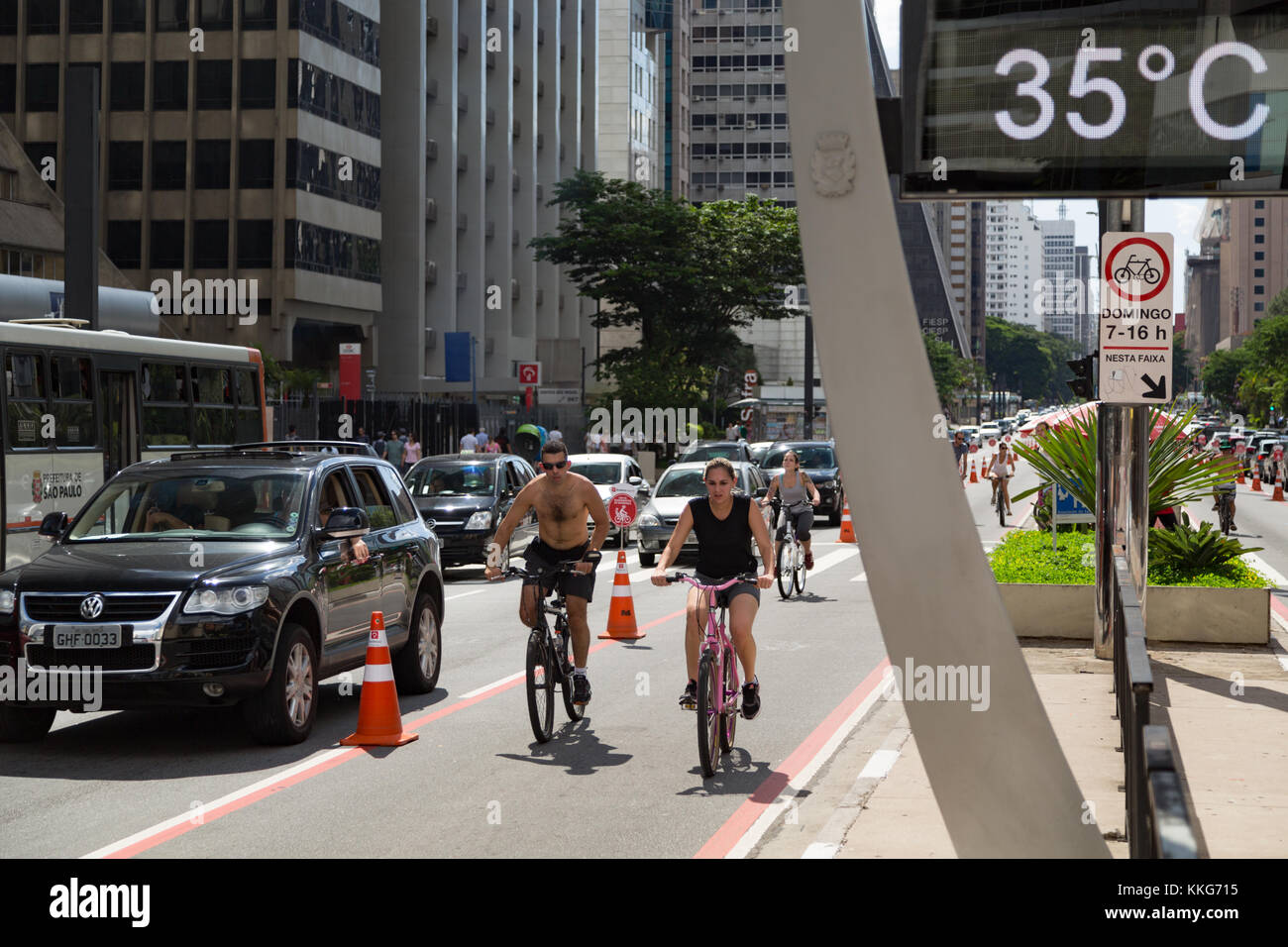 I ciclisti sulla pista ciclabile lungo la Avenida Paulista (Paulista Avenue) durante il caldo pomeriggio soleggiato Domenica, Sao Paulo, Brasile Foto Stock