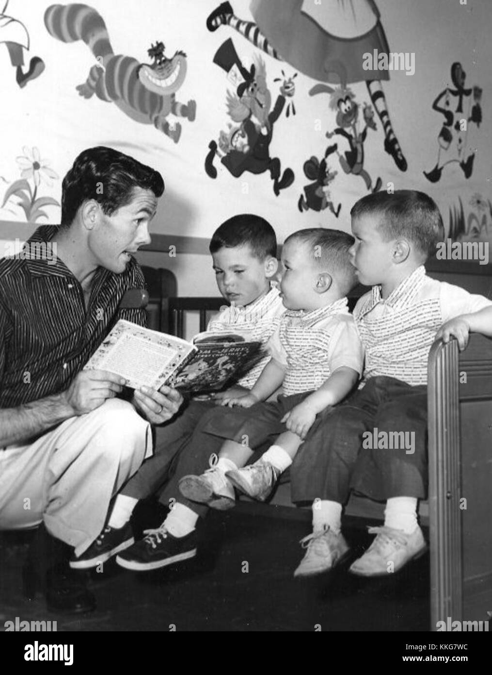 L'immagine di Johnny Carson con i suoi figli del 1955 riflette il lato personale del famoso conduttore televisivo, noto per la sua carriera nella televisione notturna. L'influenza di Carson sulla storia della TV è significativa, e questa foto cattura un momento della vita familiare. Foto Stock