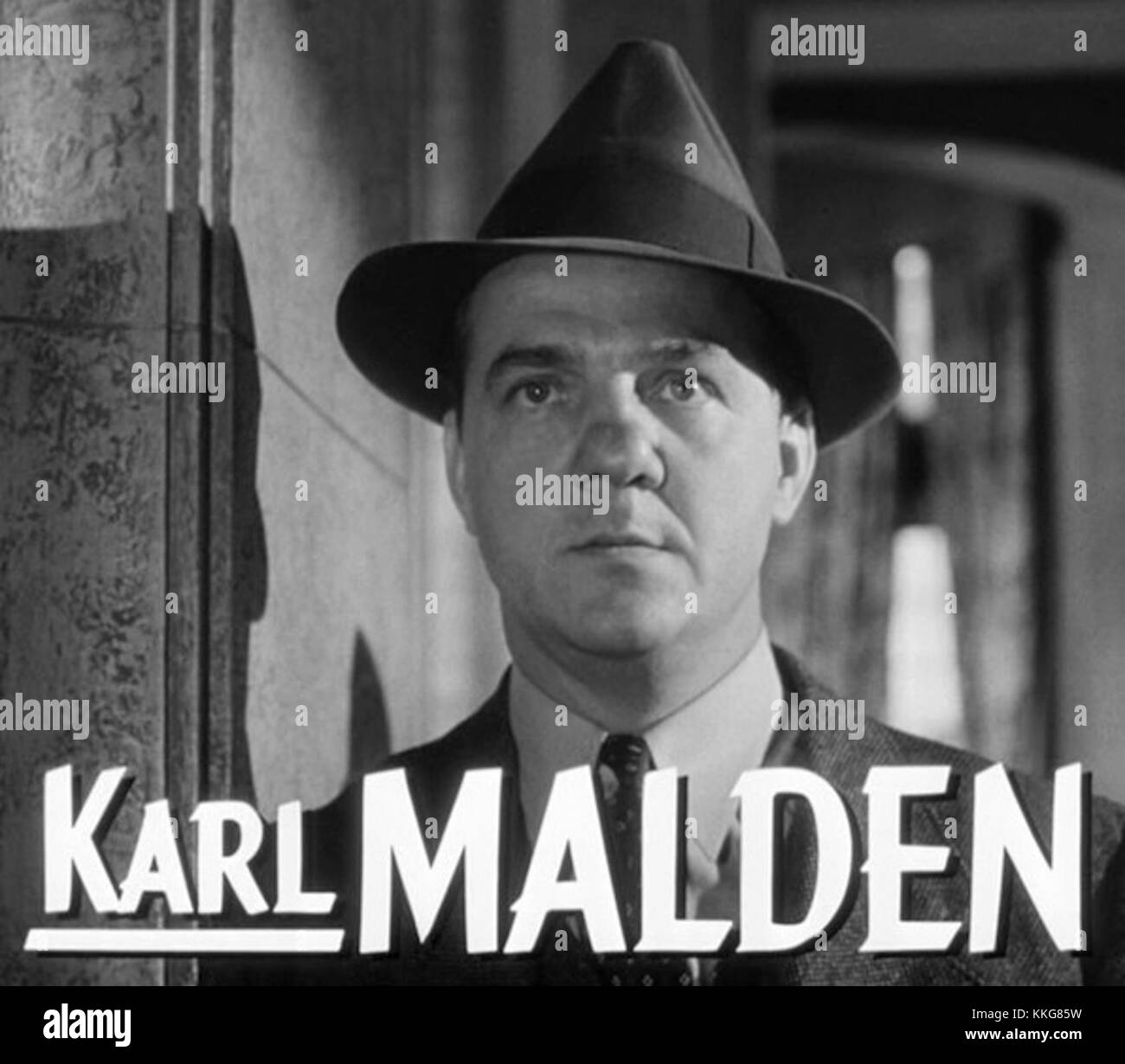 Karl Malden è co-protagonista con Montgomery Clift e Anne Baxter nel film del 1953 di Alfred Hitchcock "confesso", interpretando l'ispettore Larrue in questo avvincente film noir. Foto Stock