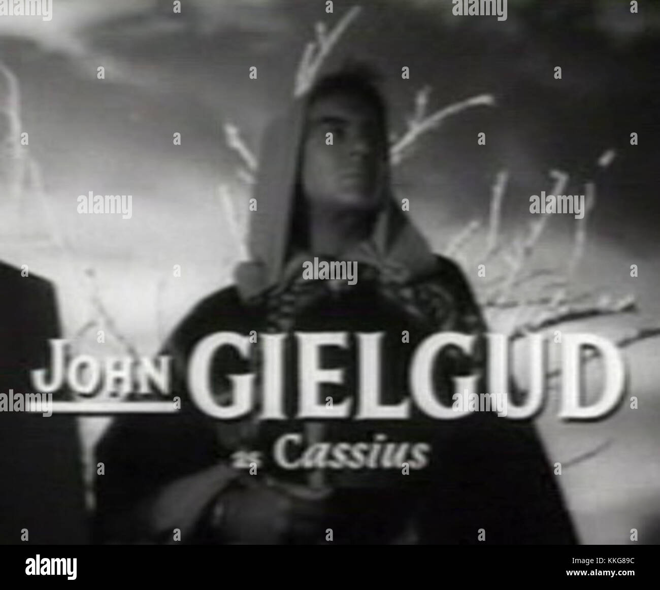 La performance di John Gielgud nel trailer per la produzione di "Giulio Cesare" mette in risalto il suo rinomato talento di recitazione, in particolare nel teatro classico. La sua rappresentazione di personaggi tratti dalle opere di Shakespeare fu ampiamente acclamata. Foto Stock