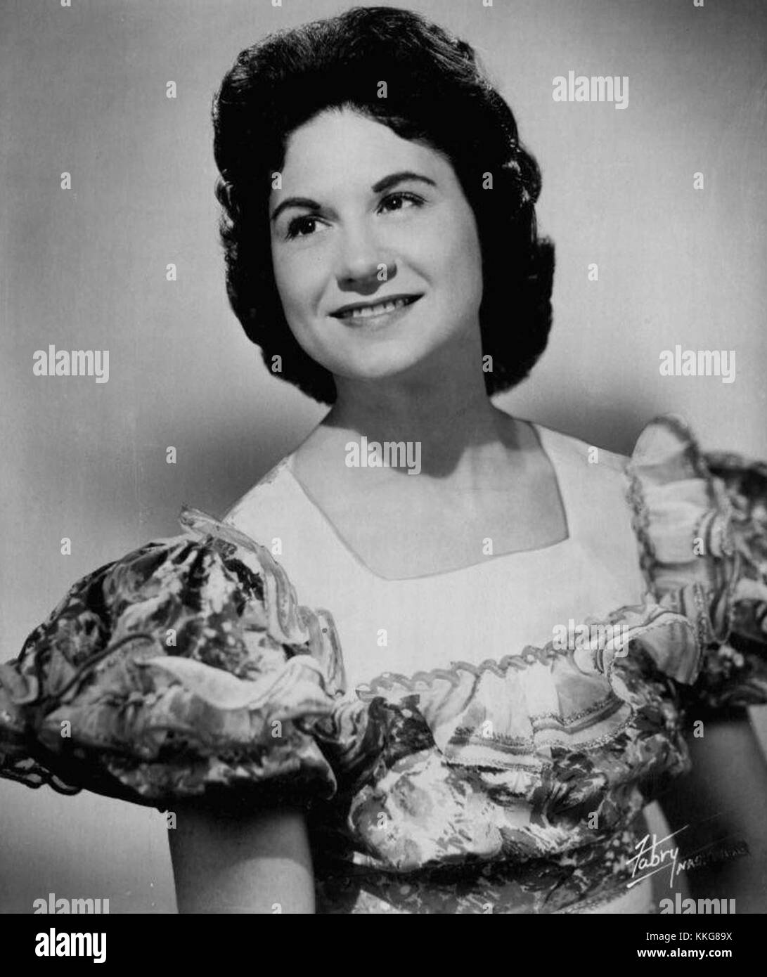 Kitty Wells, un pioniere della musica country americana, viene catturato in questa fotografia del 1965. Wells è stata la prima donna a diventare una grande star della musica country, rompendo le barriere per le future generazioni di artisti femminili. Foto Stock