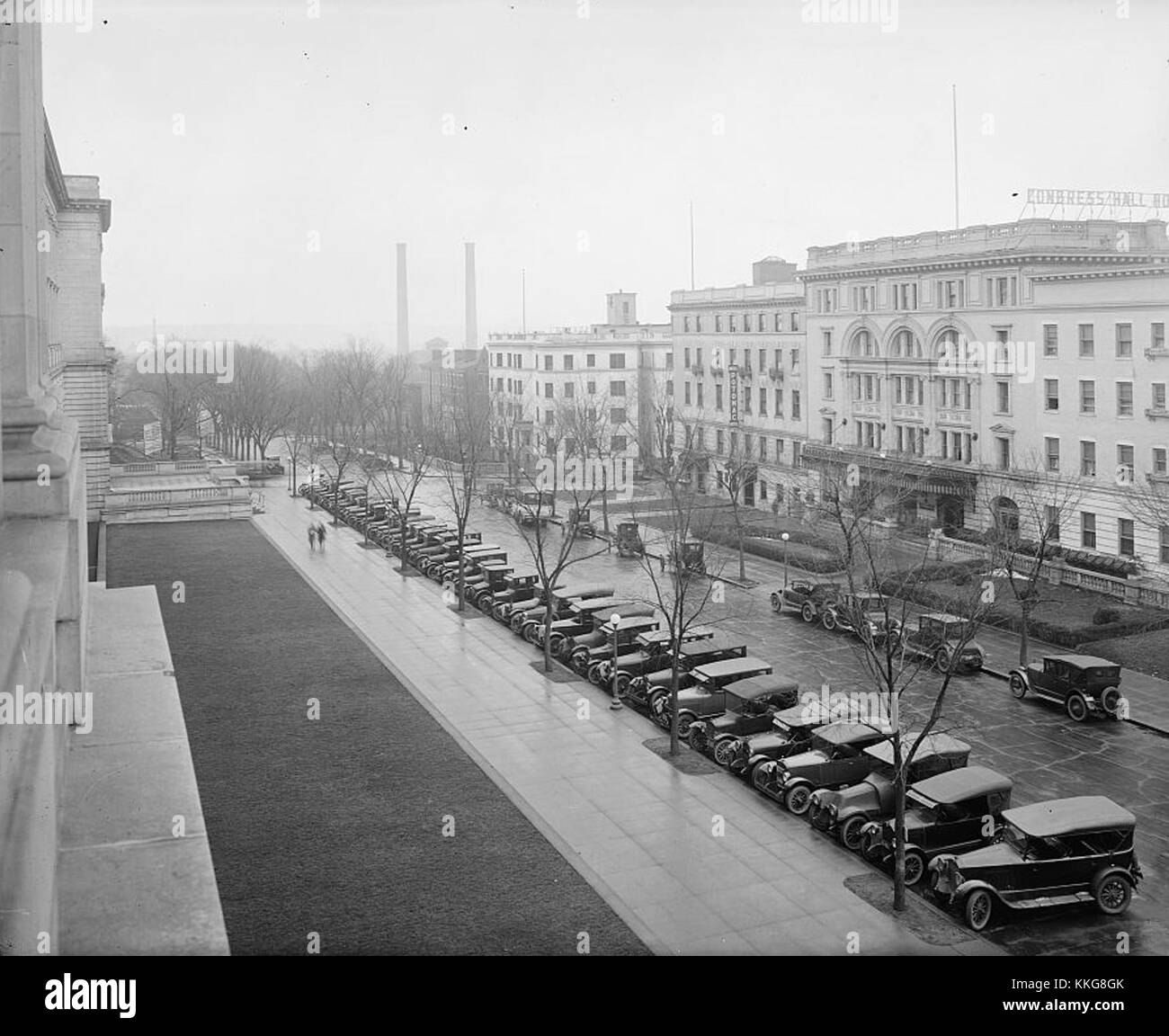 Questa immagine raffigura New Jersey Avenue, S.E. a Washington, D.C., guardando da B Street. La scena mostra l'ambiente urbano e il paesaggio urbano della capitale della nazione durante un periodo specifico. Foto Stock