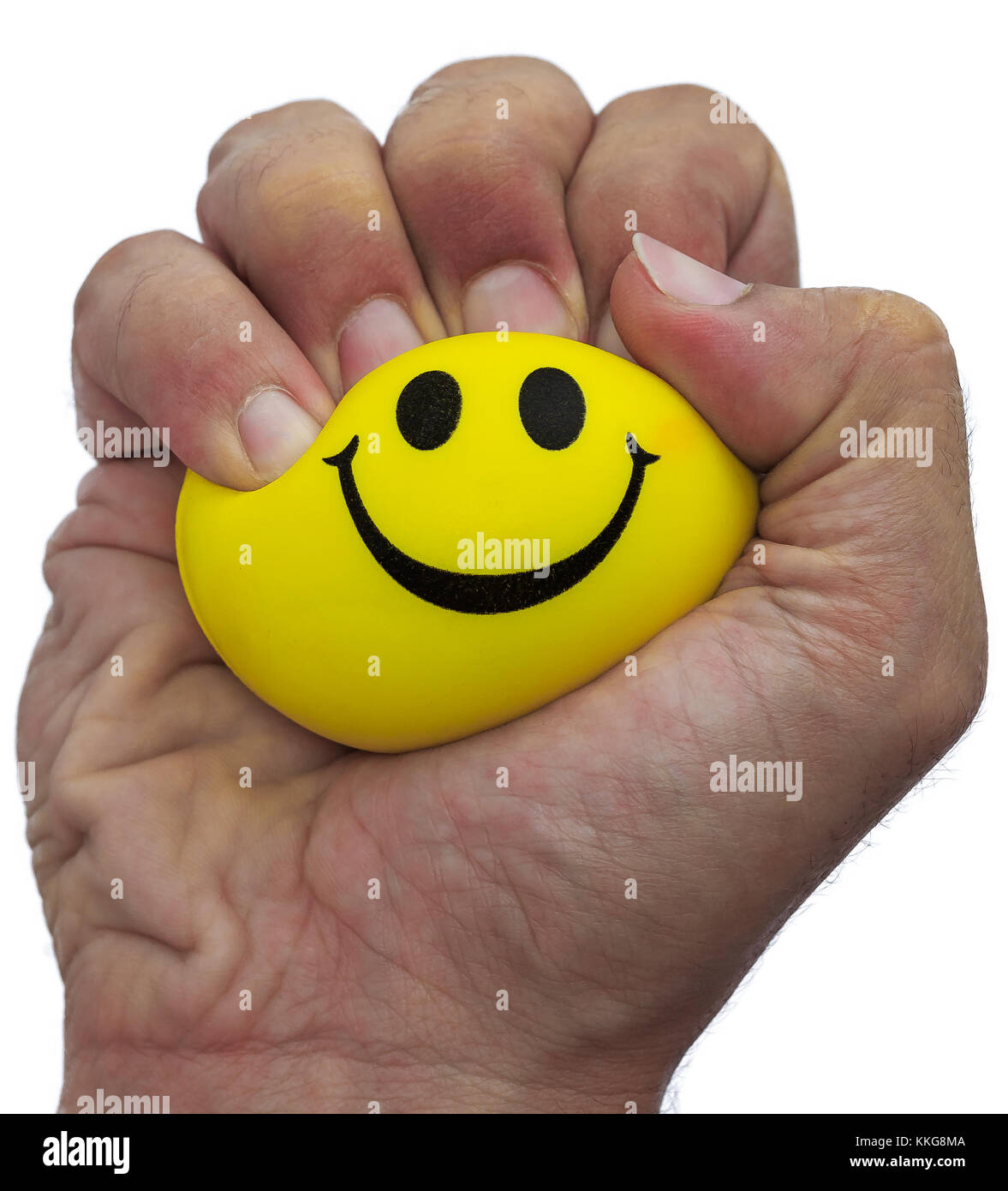 Vista frontale di una spremitura a mano saldamente un giallo palla con la faccia felice Foto Stock