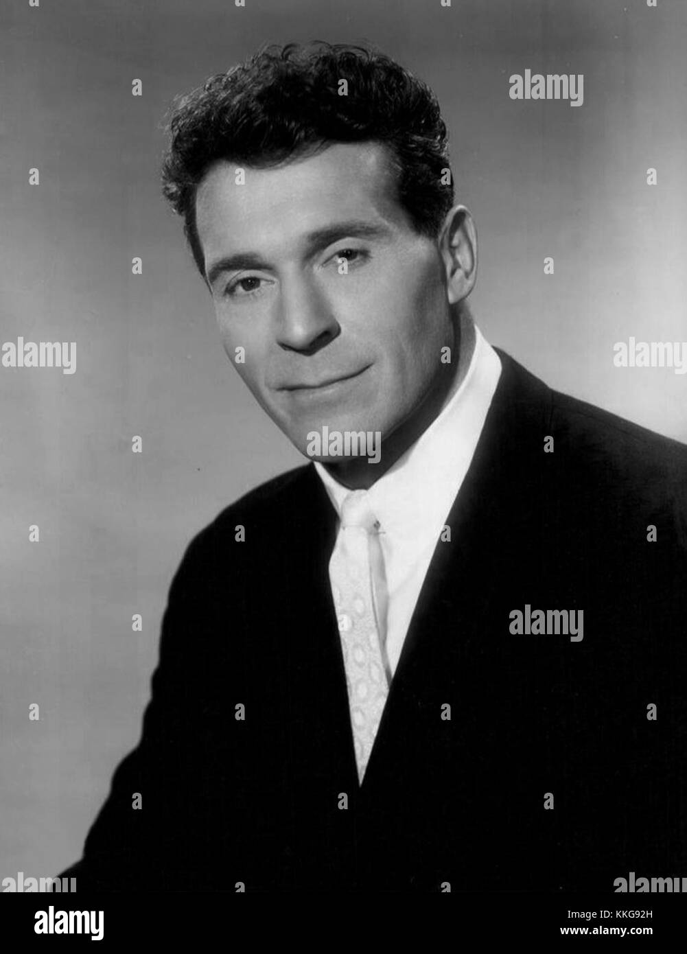 Questo ritratto del 1961 di Jack LaLanne, un esperto di fitness e nutrizione, mostra la sua influenza sul movimento per la salute e il fitness nella metà del XX secolo. Lalanne è noto per il suo approccio pionieristico all'esercizio fisico e al benessere. Foto Stock