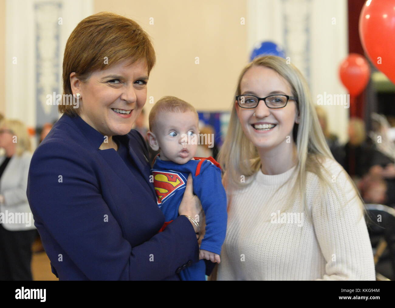 Il primo ministro scozzese Nicola Sturgeon partecipa a un evento celebrativo per celebrare NHS Tayside dopo aver sostenuto più di 1.000 donne attraverso il programma Family Nurse Partnership presso la Caird Hall di Dundee. Con: Nicola Sturgeon dove: Dundee, Scozia, Regno Unito quando: 30 ottobre 2017 credito: Euan Cherry/WENN.com Foto Stock