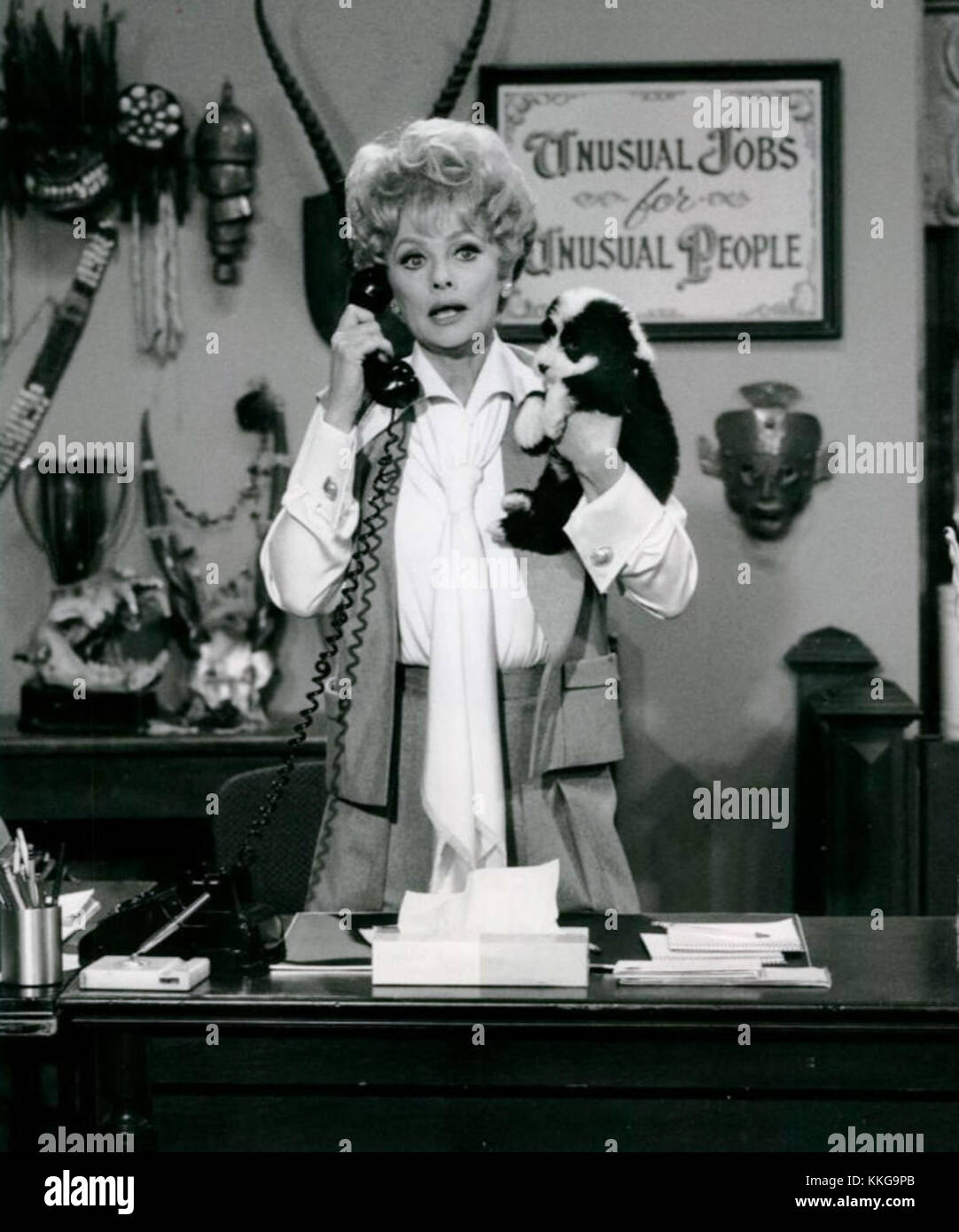 Lucille Ball, famosa attrice americana, viene mostrata al lavoro durante le riprese di "Here's Lucy" nel 1969. La serie è stata uno dei suoi progetti post-i Love Lucy, che ha mostrato il suo talento comico. Foto Stock