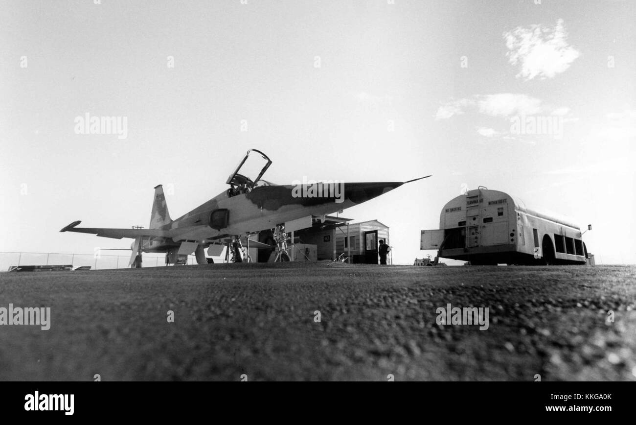 Il Northrop F-5E Tiger II, numero di registrazione 1745-21, è un velivolo militare progettato per l'attacco leggero e i ruoli da caccia. È stato ampiamente utilizzato da diverse forze aeree in tutto il mondo durante la guerra fredda e oltre. Noto per la sua agilità e versatilità, l'F-5E Tiger II ha svolto un ruolo fondamentale in numerose operazioni militari e continua a essere una parte importante della storia dell'aviazione. Foto Stock