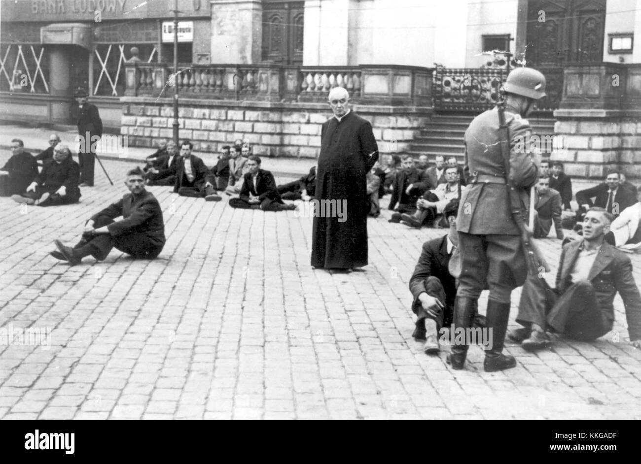 Questa fotografia raffigura un sacerdote polacco preso come ostaggio tedesco durante l'invasione della Polonia nel 1939. E' un ricordo delle difficoltà e delle violazioni dei diritti umani durante la seconda guerra mondiale Foto Stock