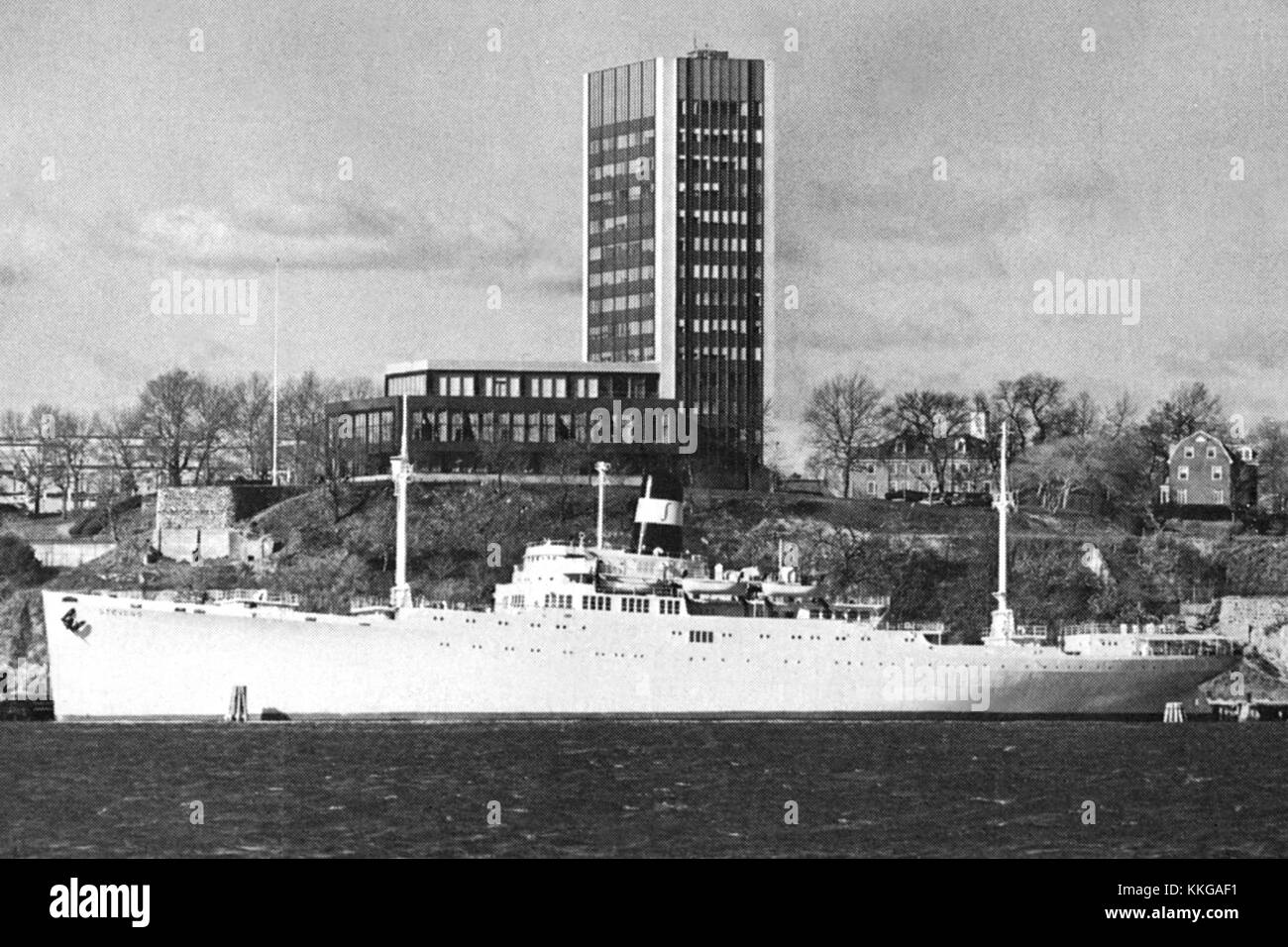 Una cartolina d'epoca con le SS Stevens e Stevens Center, che ne sottolinea il design e il significato storico. Foto Stock