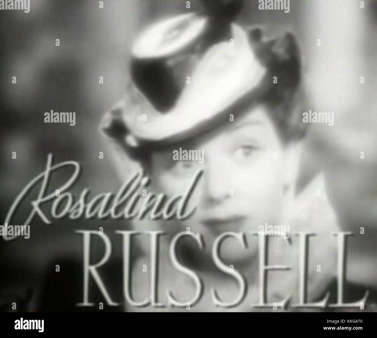 Il trailer di *The Women* (1939) mostra la performance di Rosalind Russell in questa commedia classica sulle relazioni, mostrando il suo talento comico e il suo coinvolgimento nell'esplorazione del film dell'amicizia e delle dinamiche sociali tra le donne. Foto Stock