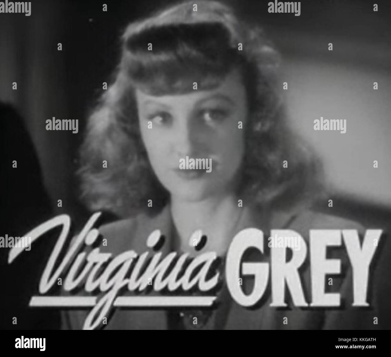 Virginia Grey è stata un'attrice protagonista di una scena cinematografica che raffigura un mistero di omicidio ambientato nella Grand Central Station. Il film mescola suspense con le iconiche location di New York. Foto Stock