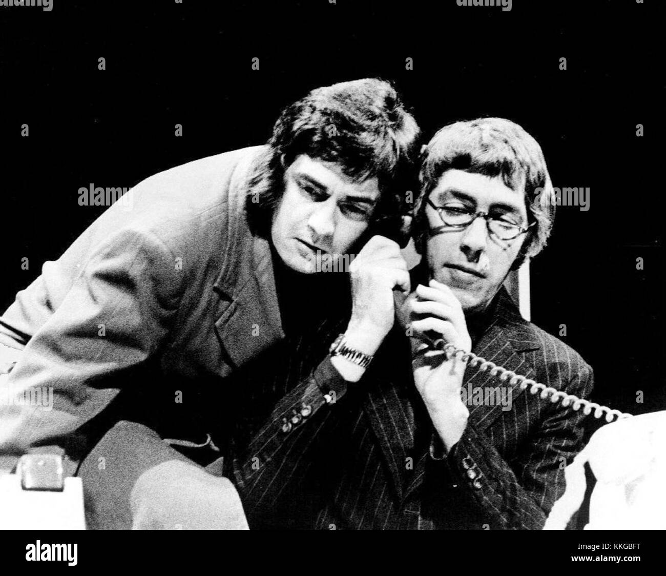 Good Evening è stato uno show televisivo britannico con Dudley Moore e Peter Cook nel 1975. Lo spettacolo era noto per i suoi schizzi comici e l'influenza sulla satira britannica durante gli anni '1970 Foto Stock