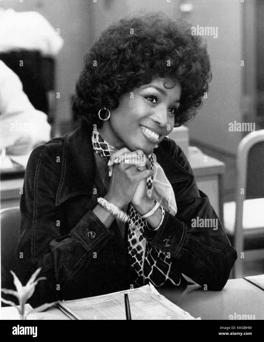 Teresa Graves interpreta Christie Love, una detective sotto copertura, nel film televisivo del 1974 "Get Christie Love!", segnando una pietra miliare come una delle prime attrici afroamericane a condurre una serie in prima serata. Foto Stock