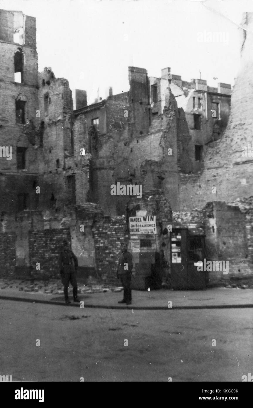 La foto raffigura due soldati tedeschi durante la seconda guerra mondiale a Varsavia, dando un'occhiata all'occupazione della Polonia in tempo di guerra. L'immagine riflette la presenza militare durante l'occupazione nazista di Varsavia. Foto Stock