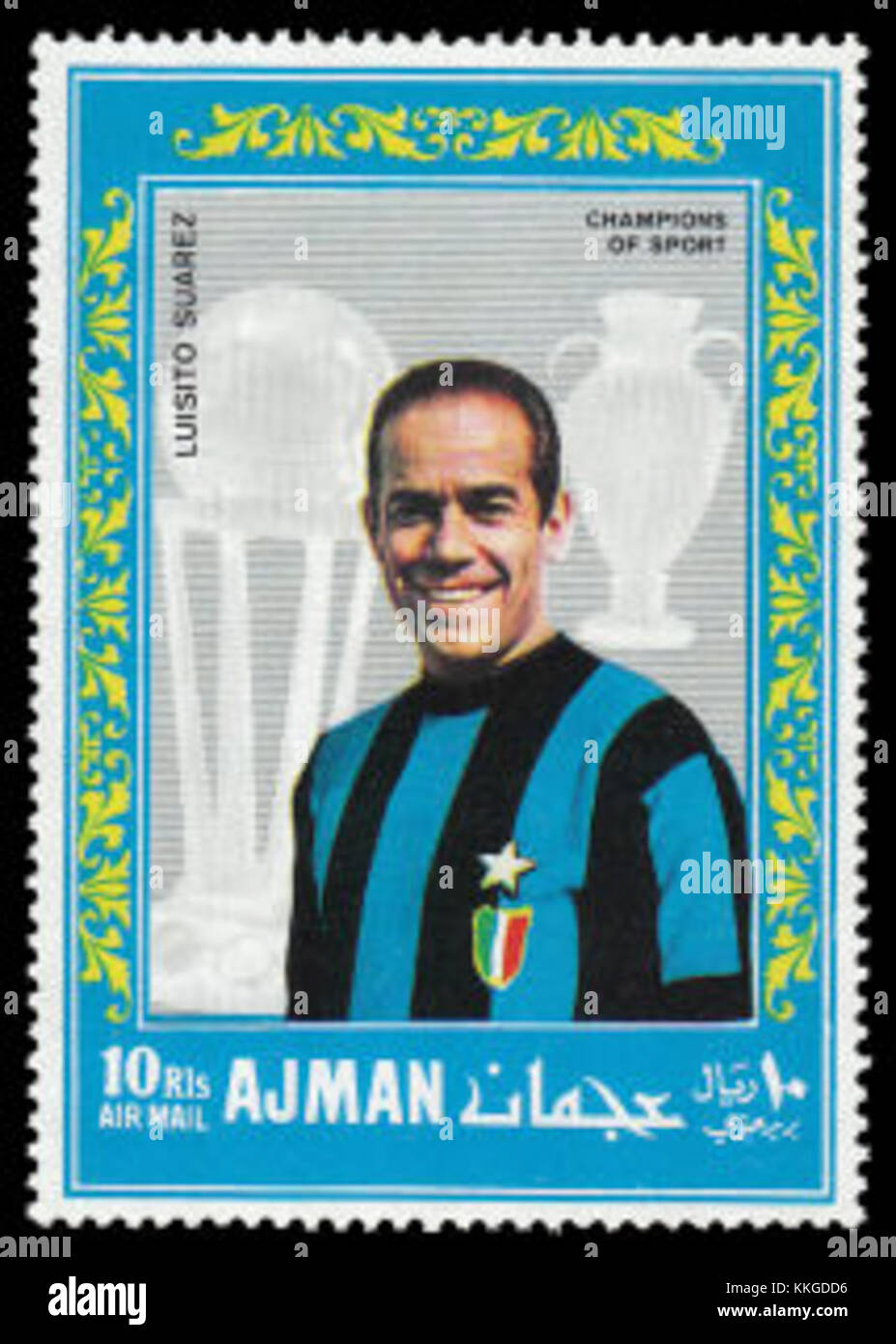 Il francobollo di Ajman emesso il 25 agosto 1968, raffigura Luisito SuÃ¡rez, un famoso calciatore spagnolo. Il francobollo commemora i suoi successi nel calcio e rappresenta la sua eredità di icona dello sport. Foto Stock