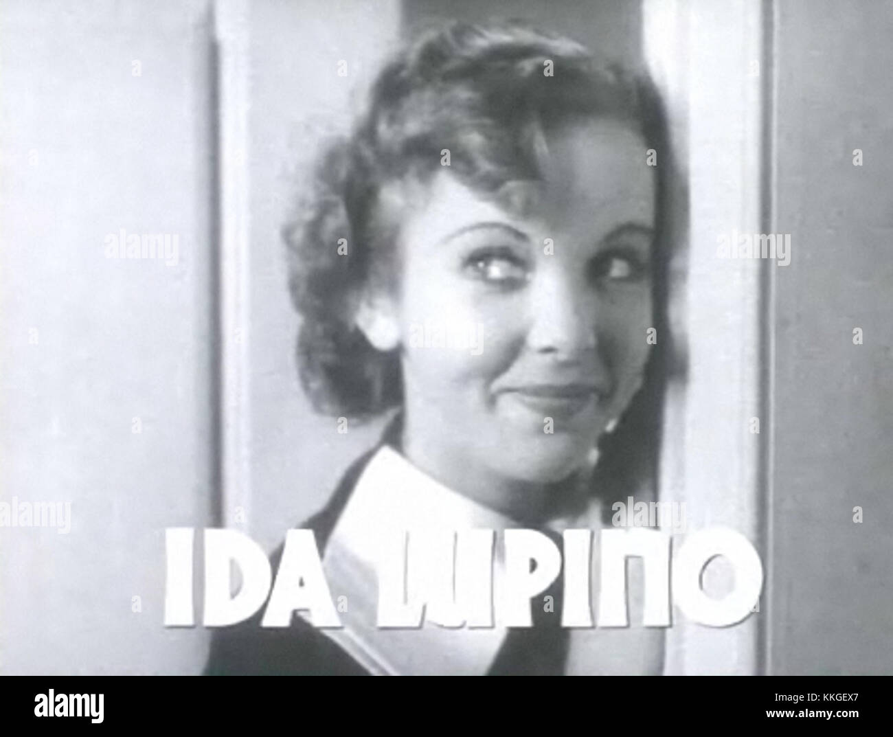 Ida Lupino appare nel trailer del film del 1953 *Sea Devils*, un film d'azione-avventura marittimo. Lupino ha un ruolo chiave nel film, che era noto per la sua rappresentazione drammatica della vita in mare. Il trailer mette in evidenza i momenti chiave e le intense sequenze d'azione del film. Foto Stock