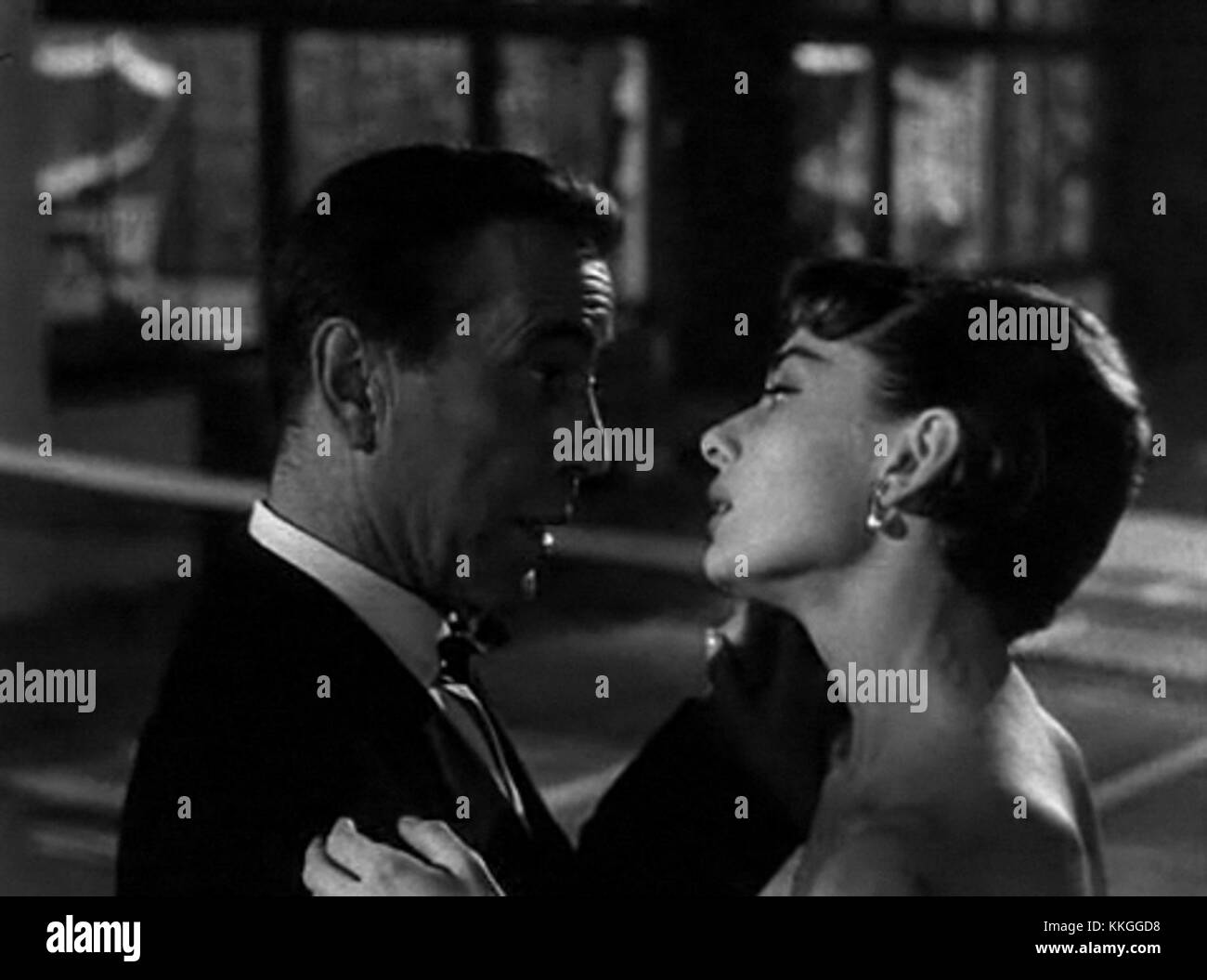 Sabrina è un film classico degli anni '1950, con Audrey Hepburn, che si concentra sulla trasformazione di una giovane donna e sul triangolo amoroso che si sviluppa tra lei e due uomini di diversa estrazione sociale. Foto Stock