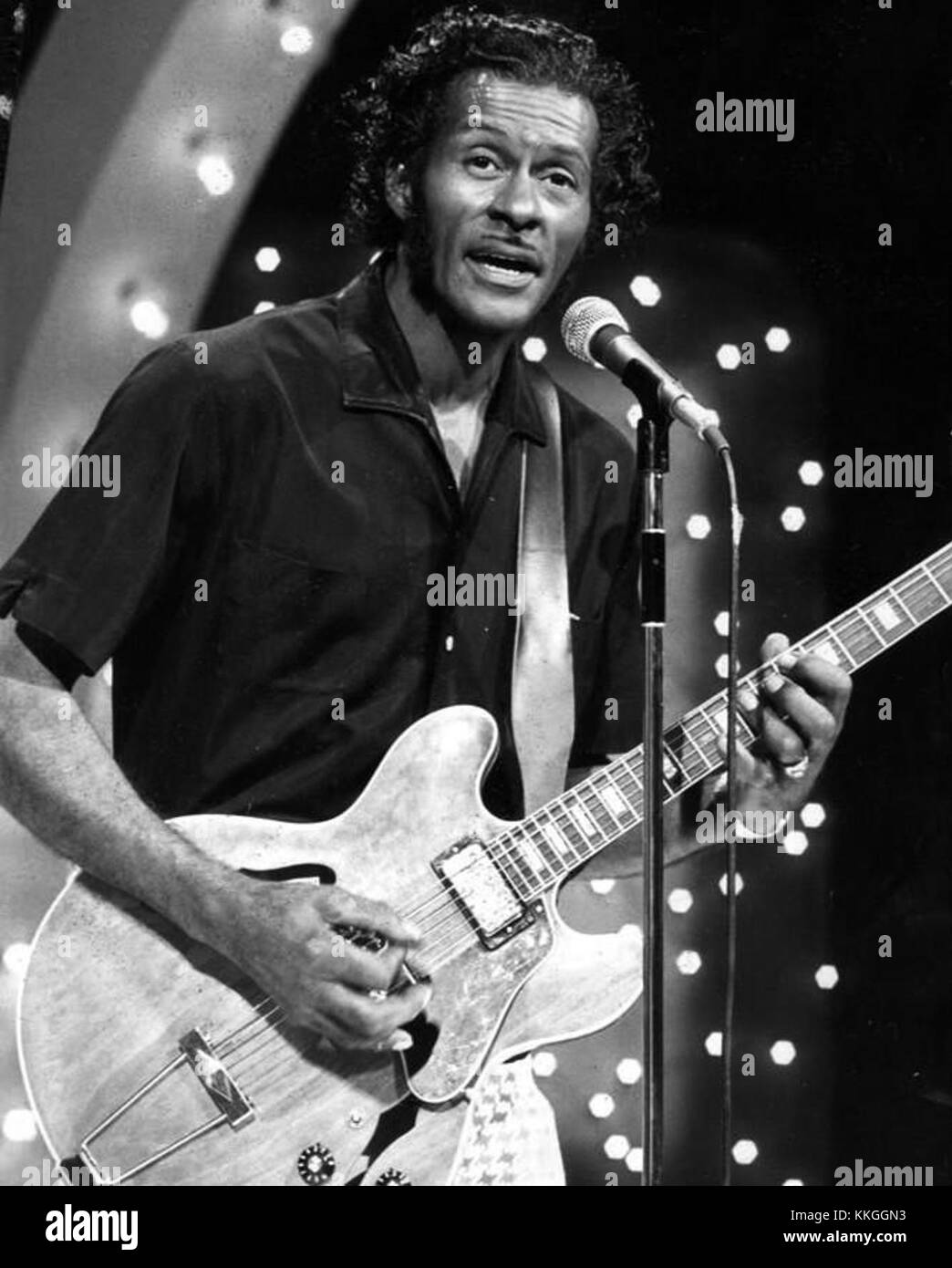 Chuck Berry esegue "Midnight Special" durante la sua esibizione dal vivo del 1973. Noto per il suo ruolo influente nel rock and roll, questa performance mette in mostra le abilità chitarristiche di Berry e la sua presenza sul palco, rendendola un momento chiave nella sua carriera. Foto Stock