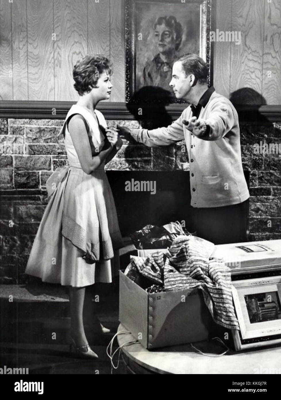 Questa fotografia del 1960 vede protagonisti gli attori cara Williams e Harry Morgan, protagonisti della serie TV "Pete e Gladys". L'immagine cattura un momento dalla popolare sitcom nota per la sua interpretazione comica di una coppia sposata. Foto Stock