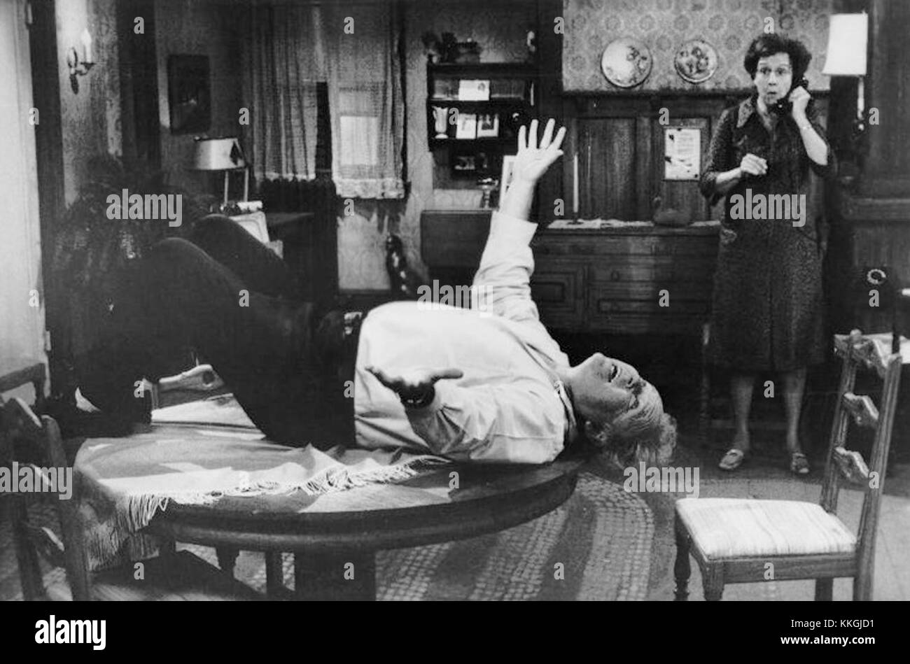 All in the Family è stata una sitcom americana innovativa trasmessa dal 1971 al 1979. Carroll o'Connor interpreta Archie Bunker e Jean Stapleton interpreta sua moglie Edith. Lo spettacolo ha affrontato questioni sociali e cambiamenti culturali, con le opinioni politicamente scorrette di Archie che hanno fornito il conflitto centrale. Entrambi gli attori hanno guadagnato il plauso della critica per le loro interpretazioni nella serie, che rimane una parte iconica della storia della televisione americana. Foto Stock