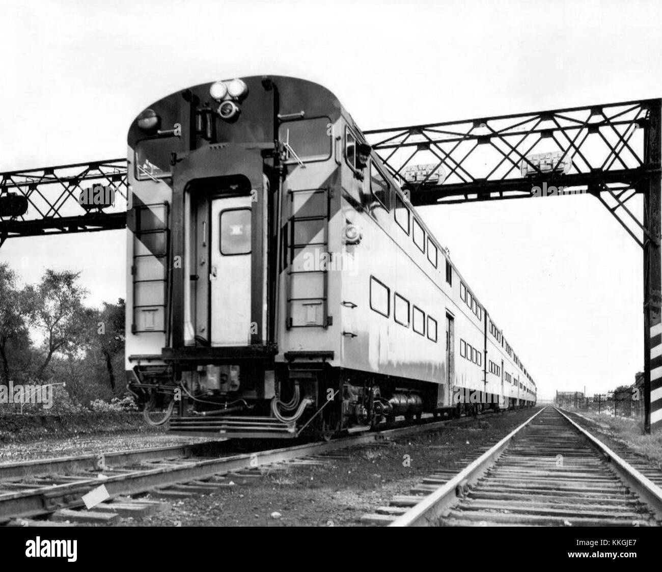 Un taxi per pendolari di Chicago e North Western del 1968, che mostra l'evoluzione del trasporto ferroviario negli Stati Uniti durante la metà del XX secolo. Foto Stock