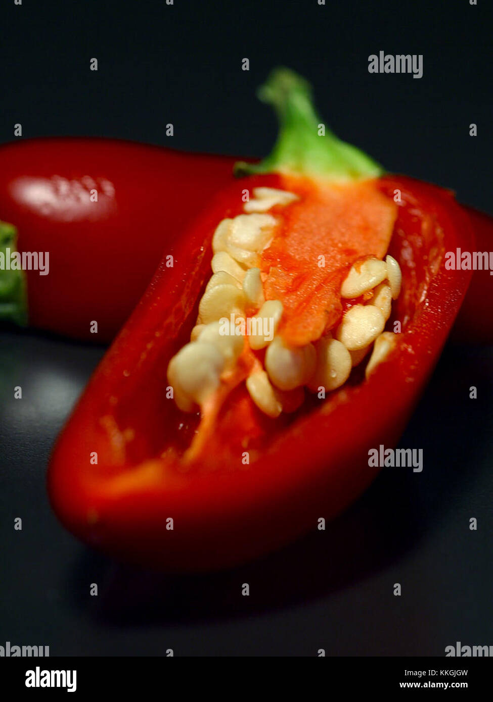 Capsicum si riferisce a un genere di piante della famiglia nightshade, comunemente noto per i loro peperoni, come i peperoni, i peperoncini e altre varietà. Queste piante sono utilizzate in tutto il mondo per scopi culinari e medicinali. Foto Stock