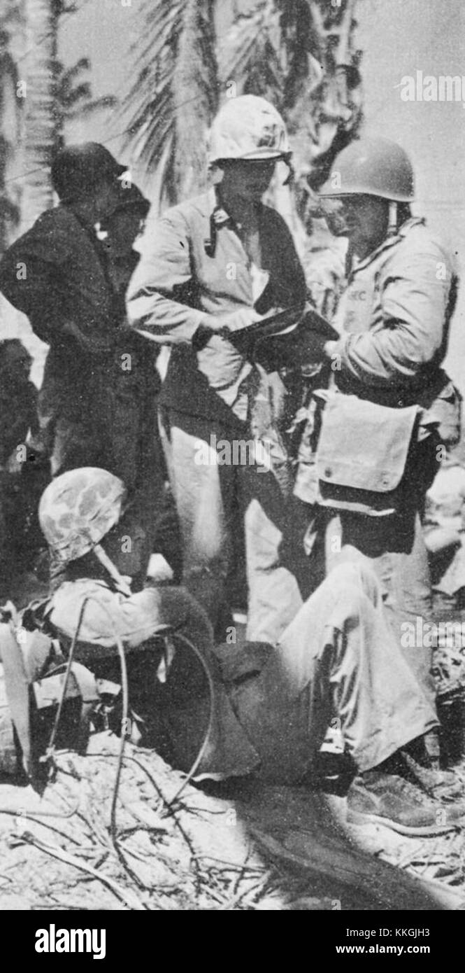 Il colonnello Shoup fu una figura di spicco durante la battaglia di Tarawa nella seconda guerra mondiale, dove giocò un ruolo cruciale nella vittoria dei Marines statunitensi sulle forze giapponesi. Tarawa fu una battaglia fondamentale nel teatro del Pacifico, dimostrando intensi combattimenti e strategie. Foto Stock