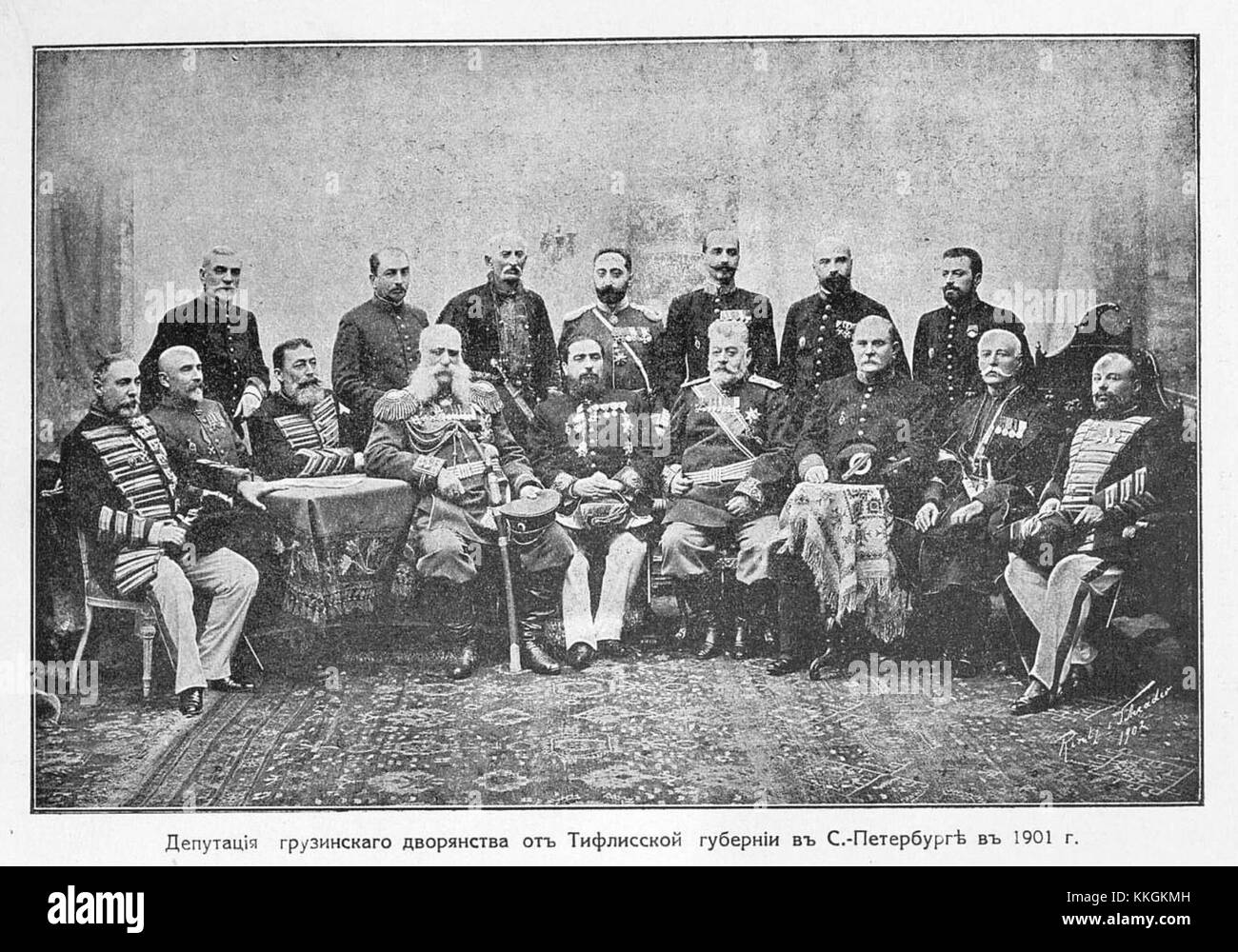 Questa immagine raffigura una delegazione georgiana in visita a San Pietroburgo nel 1913. Cattura un momento diplomatico storico tra Georgia e Russia durante l'inizio del XX secolo. Foto Stock