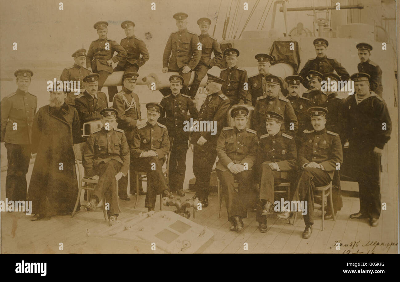 Gli ufficiali dell'incrociatore Pamyat' Merkuriya fanno parte della Marina sovietica. L'incrociatore fu operativo a metà del XX secolo e giocò un ruolo significativo nelle operazioni navali dell'era della Guerra fredda. Foto Stock