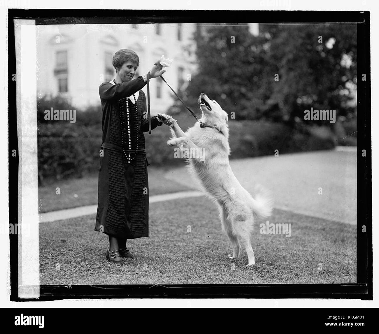 Una famosa fotografia di Grace Coolidge, moglie del presidente Calvin Coolidge, che posa con il suo procione domestico, Rob Roy, evidenziando il suo ruolo di First Lady e il suo affetto per gli animali. Foto Stock