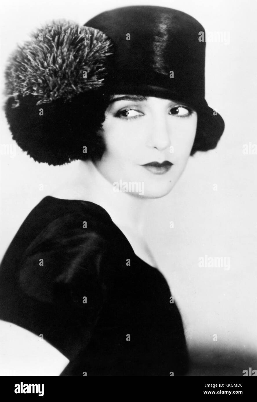 Questa fotografia della National Photo Company cattura l'attrice Bebe Daniels nel 1925, mostrando la sua presenza nella cultura cinematografica di Hollywood all'inizio del XX secolo. Foto Stock